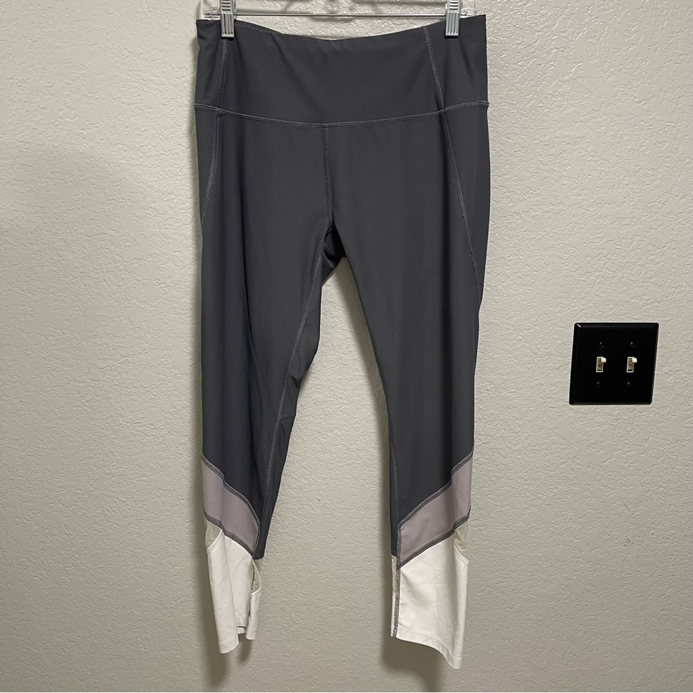 Apana grey and white with mesh pattern ankle legging size large